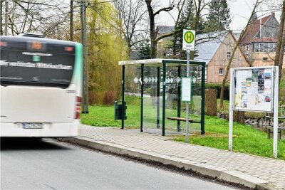 CDU-Kritik: 49-Euro-Ticket bringt Menschen im ländlichen Raum nichts - In ländlichen Gegenden Mittelsachsen hält nur selten der Bus, wie hier im Unterdorf in Seifersdorf. Für die Menschen in den Dörfern bleibt oft der eigene Pkw die erste Wahl, um mobil zu sein. 