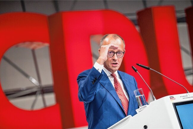 CDU-Parteitag: Von Quoten, Dummheiten und "rot-grün-gelben Narrenschiffen" - "Stoppen Sie dieses rot-grün-gelbe Narrenschiff", ruft CDU-Chef Friedrich Merz beim Parteitag in Hannover dem Bundeskanzler zu.