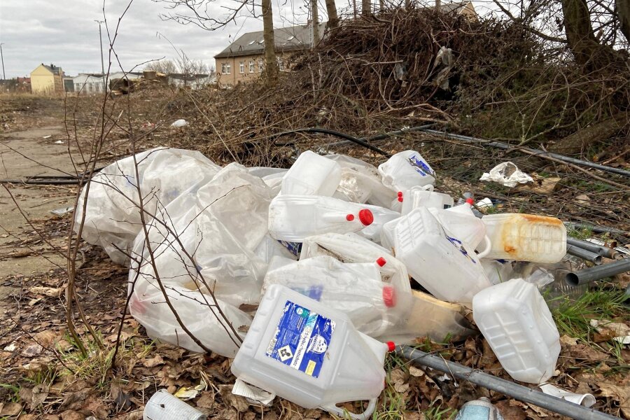 CDU-Politiker fordert Müll-Sheriffs für Chemnitz - Leere Plastikkanister liegen an den Gleisen in Altchemnitz.