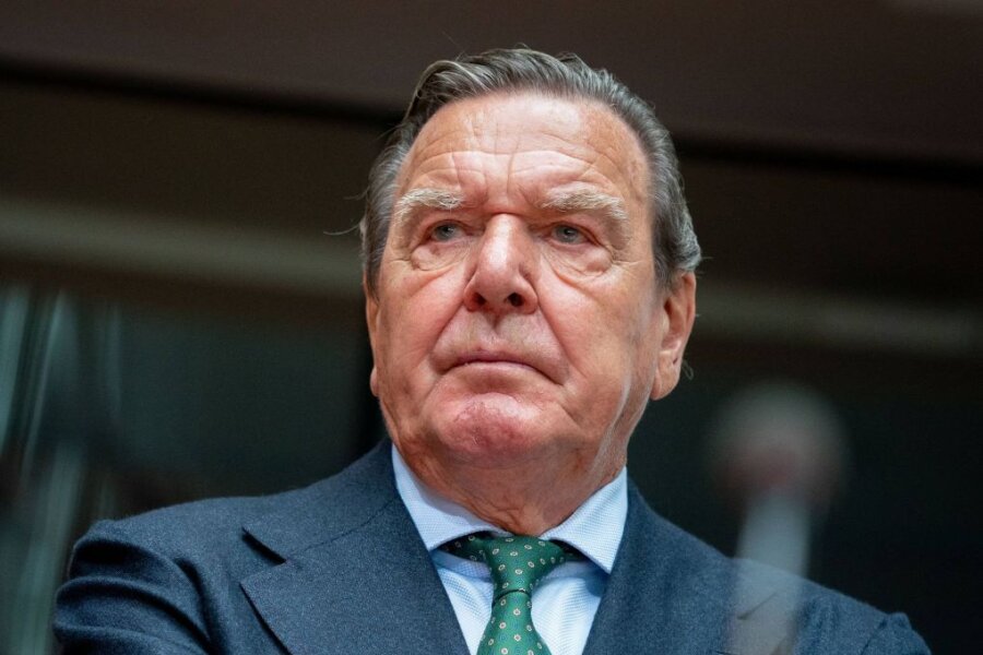 Ex-Bundeskanzler Gerhard Schröder steht wegen seiner Russland-Geschäfte weiter in der Kritik.