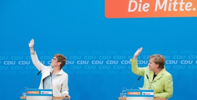 CDU spürt deutlichen Rückenwind für künftige Wahlen - "Nach oben geht's für die Union" - das scheinen Saarlands Ministerpräsidentin Annegret Kramp-Karrenbauer und Bundeskanzlerin Angela Merkel (rechts) in der CDU-Parteizentrale nach dem Wahlsieg an der Saar bei einer Pressekonferenz zeigen zu wollen.