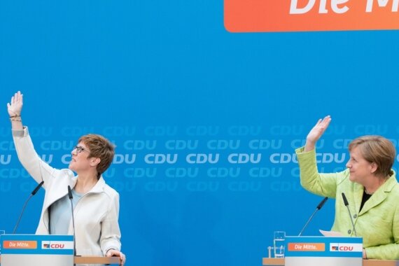CDU spürt deutlichen Rückenwind für künftige Wahlen - "Nach oben geht's für die Union" - das scheinen Saarlands Ministerpräsidentin Annegret Kramp-Karrenbauer und Bundeskanzlerin Angela Merkel (rechts) in der CDU-Parteizentrale nach dem Wahlsieg an der Saar bei einer Pressekonferenz zeigen zu wollen.