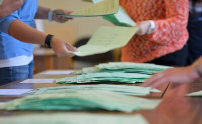 CDU verteidigt in Sachsen ihre Hausmacht in zehn Landkreisen - Auszählung der Stimmzettel zur Wahl des Oberbürgermeisters von Rochlitz.