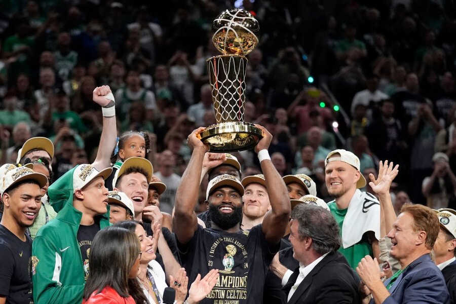 Celtics am Ziel: Mit 18 Titeln Rekordmeister der NBA - Die Celtics um Stars wie Stars Jaylen Brown (M) feiern nun ihre erste Meisterschaft seit 2008.