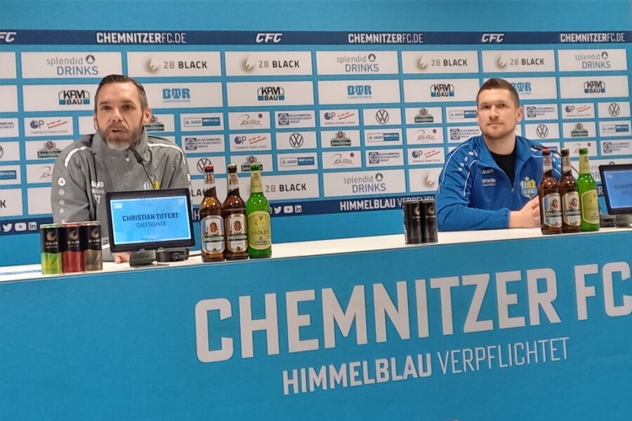 Zu einer speziellen Pressekonferenz gaben CFC-Cheftrainer Christian Tiffert (l.) und Pressesprecher Christoph Antal Antworten.