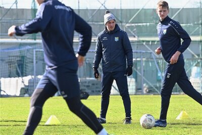 CFC-Coach auf der Schulbank mit Aue-Ex-Teamchef und Flick-Assistent - CFC-U-19-Trainer Jonas Stephan (Mitte) bei der Arbeit im Chemnitzer Sportforum. Mit seiner Mannschaft spielt er in der Junioren-Bundesliga.