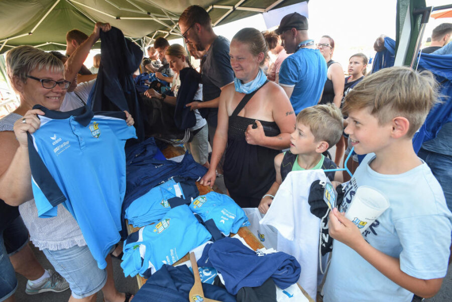 CFC-Fans sammeln mit Flohmarkt 19.000 Euro - Trikots der Himmelblauen waren beim Flohmarkt am Samstag begehrt.