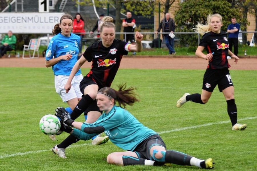 CFC: Frauen vor spannendem Saisonfinale - Die CFC-Frauen um Torhüterin Franziska Frohs lieferten RB Leipzig II im Pokalfinale einen großen Kampf, verloren aber 0:2. 