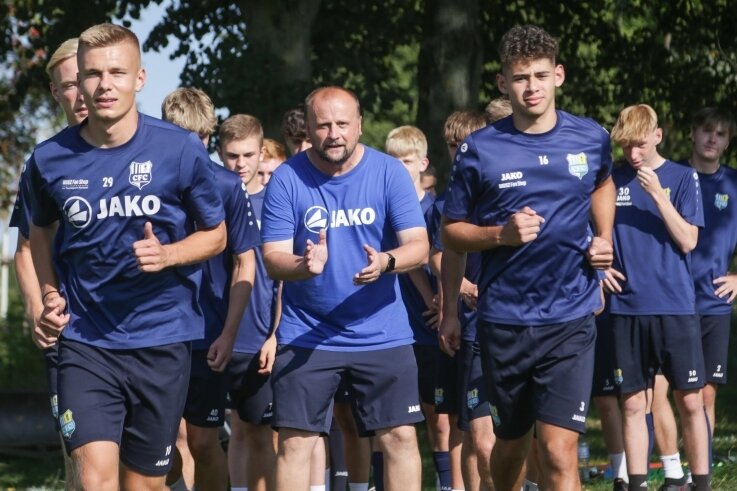 CFC: Hertha kommt zum Topspiel - Sie sind heiß auf das Bundesliga-Topspiel: die B-Junioren des Chemnitzer FC, die von Torsten Wappler (Mitte) trainiert werden. 