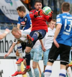 CFC-Keeper Pentke verhindert in Bielefeld Schlimmeres - CFC-Torhüter Philipp Pentke im Mittelpunkt des Geschehens.