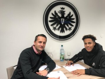 CFC leiht Linksverteidiger von Eintracht Frankfurt aus - CFC-Sportvorstand Thomas Sobotzik (links) konnte Deji Beyreuther nach Chemnitz holen. Der 19-Jährige wird ausgeliehen.