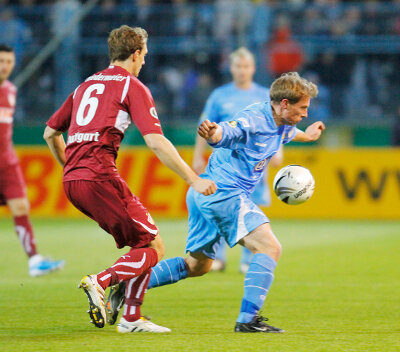 Der CFC unterlag am Mittwochabend dem VfB Stuttgart 1:3. Im Bild: Georg Niedermeier (links) und Christian Fröhlich (rechts).