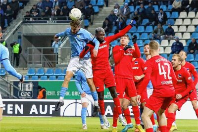 CFC spielt 1:1 gegen die kleine Hertha - CFC-Spieler Tim Campulka versuchte es mit dem Kopf. 