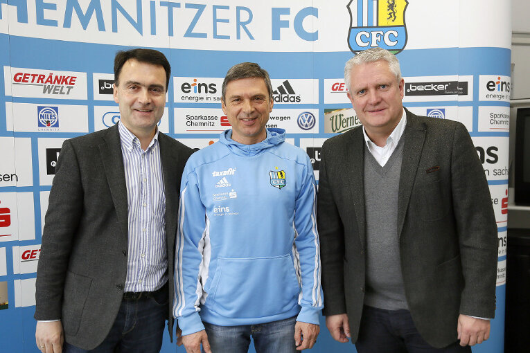 CFC verlängert Vertrag mit Heine - Trainer Karsten Heine bleibt CFC-Trainer. Der Vertrag gilt nun zwei weitere Jahre. Rechts Sportdirektor Stephan Beutel, links Vorstandsvorsitzender Mathias Hänel.