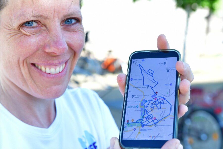 Challenge: Läufer wollen in vier Wochen jede Straße in Freiberg ablaufen - Vera Richter läuft mit der Mitlaufgelegenheit. Auf ihrem Handy zeigt sie die bislang aufgezeichnete Strecke.