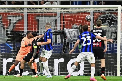 Champions League: Blitzstart besorgt Inters Hinspielerfolg - Edin Dzeko setzt sich gegen Milan-Kapitän Calabria durch. Seine Volley-Direktabnahme lässt Inter jubeln. 