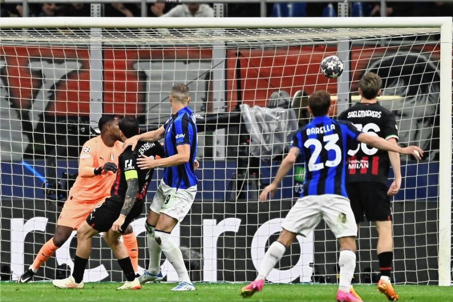 Champions League: Blitzstart besorgt Inters Hinspielerfolg - Edin Dzeko setzt sich gegen Milan-Kapitän Calabria durch. Seine Volley-Direktabnahme lässt Inter jubeln. 