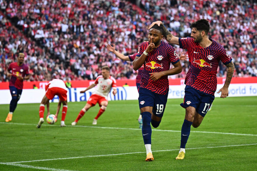 Champions-League-Platz gesichert: Leipzig gewinnt gegen Bayern - Leipzigs Christopher Nkunku jubelt mit Leipzigs Dominik Szoboszlai über seinen Treffer zum 1:2.