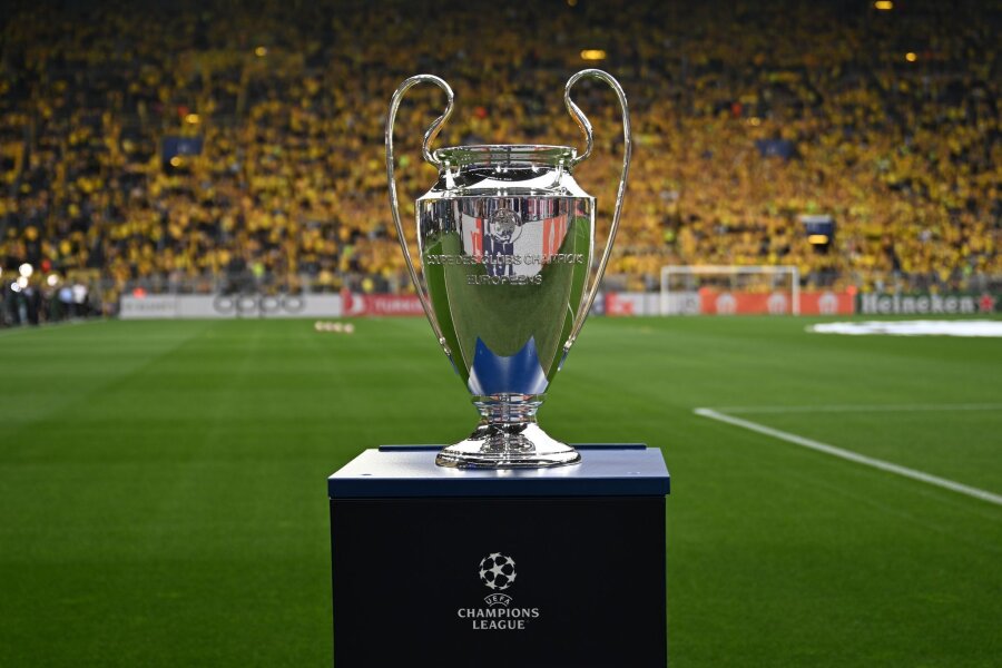 Champions-League: Wo Sie das Finale live sehen können - Der UEFA Champions League Pokal wird in Dortmund ausgestellt. Das große Finale wird am 1. Juni im ZDF übertragen und auf DAZN gestreamt.