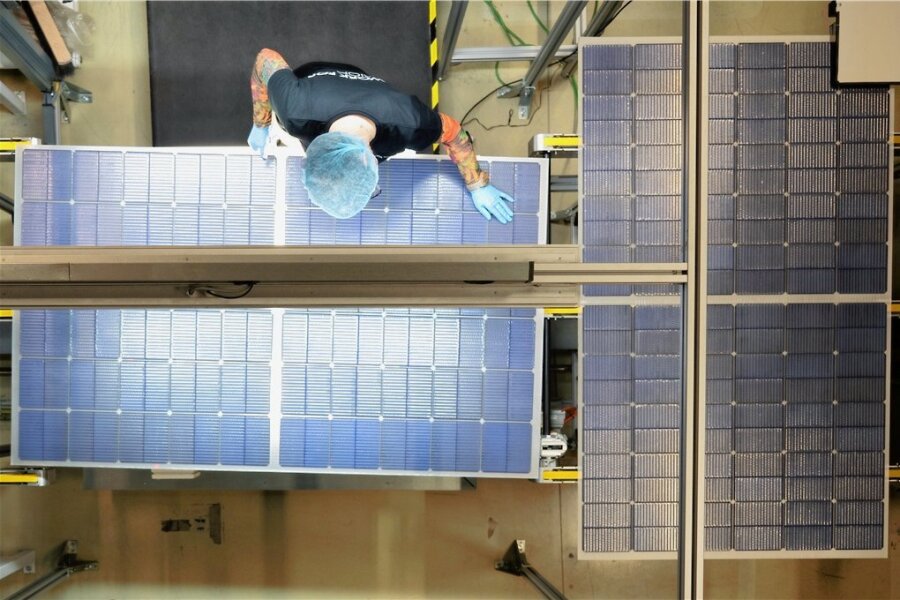 Chance für denkmalgeschützte Gebäude: Meyer Burger bringt Solardachziegel auf den Markt - Qualitätskontrolle an einer Produktionslinie für Solarmodule im Werk der Meyer Burger Technology AG in Freiberg.