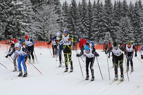 Chance für Skilangläufer: Johanngeorgenstädter ziehen Wettbewerb durch - Einen Massenstart zum Schwibbogenlauf wie hier im Bild aus dem Jahr 2014 soll es dieses Mal nicht geben. Die Loipe wurde nicht breit genug präpariert - wegen Schneemangel.