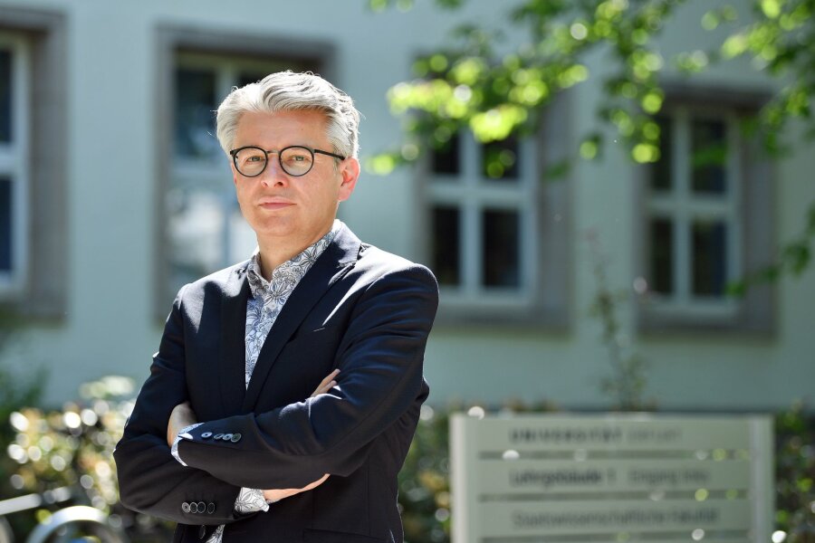 Chance oder Dämpfer? Was die Wahlen für den Herbst bedeuten - Politikwissenschaftler André Brodocz steht auf dem Gelände der Universität Erfurt.
