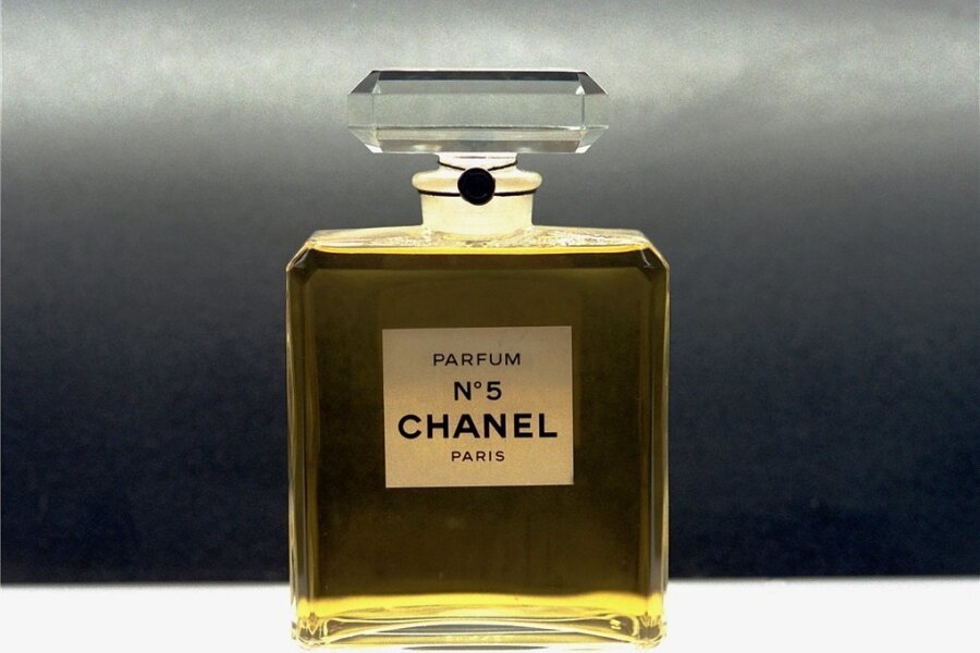 Chanel Nº 5 - "Und nichts darüber" - Das legendäre Parfüm "Chanel No. 5" wurde von der Modeschöpferin Coco Chanel kreiert. Vor 100 Jahren kam es auf den Markt. Selbst das puristisch gestaltete Fläschchen ist heute zum Kulturgut geworden. 
