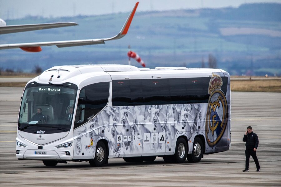 Chaos-Anreise nach Leipzig: Bus mit Real-Stars schrammt auf der Autobahn einen Pkw - Für Real Madrid verlief die Anreise vom Erfurter Flughafen mit dem eigenen Mannschaftsbus nicht reibungslos: Auf der Autobahn wäre es beinahe zu einem Crash gekommen.