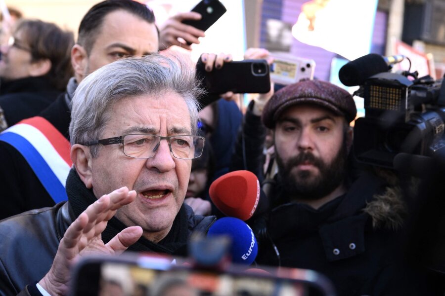 Chaos und Gerangel bei Frankreichs Opposition - Jean-Luc Mélenchon (l.), Mitglied der linken Partei La France Insoumise (LFI), im Gespräch mit Medienvertretern.