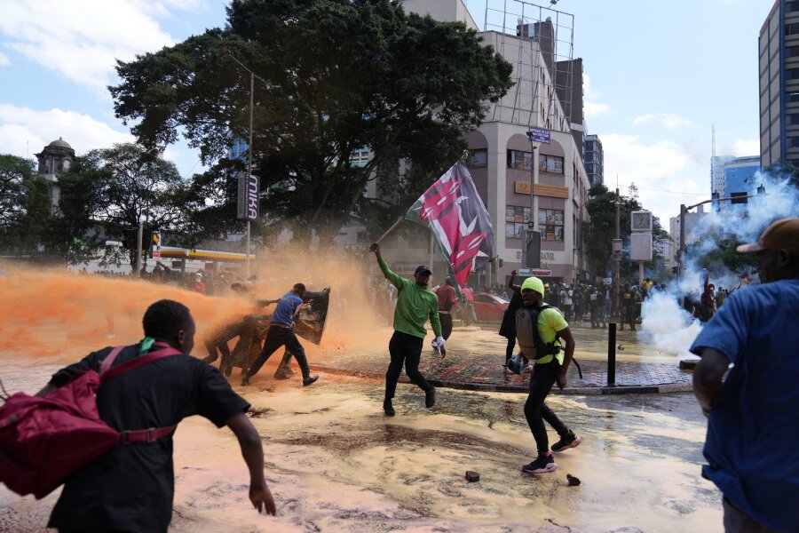 Chaos, Zerstörung, Plünderungen bei Protesten in Kenia - Proteste gegen geplante Steuererhöhungen: Es wird befürchtet, dass die Lebenshaltungskosten weiter steigen.