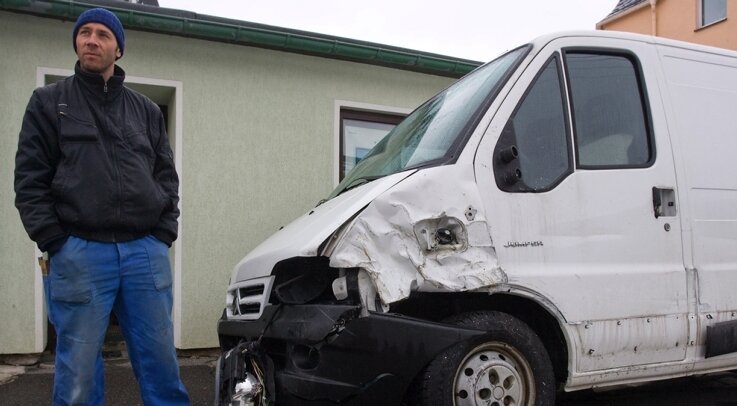 Chaostour hält Polizei in Atem - 
              <p class="artikelinhalt">Jens Ullmann vor seinem beschädigten Transporter. </p>
            