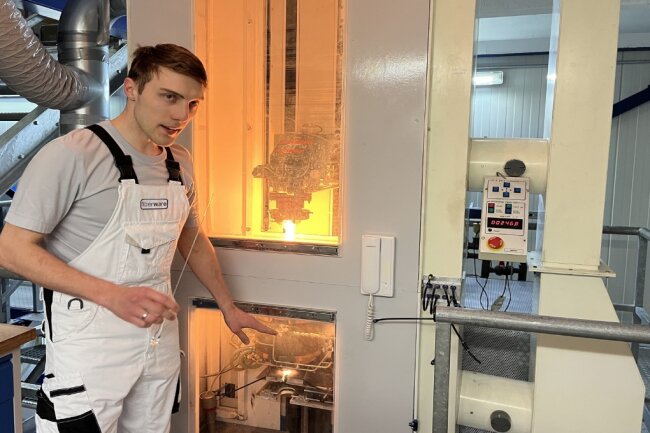 Arbeitet bei Fiberware in Mittweida im Ziehturm, wo die Glasfasern hergestellt werden: Klaus Peschke.