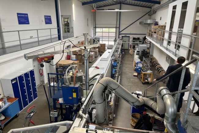 Im Gewerbegebiet in Mittweida, an der Bornheimer Straße, werden bei Fiberware aus Glasfasern Kabel hergestellt.