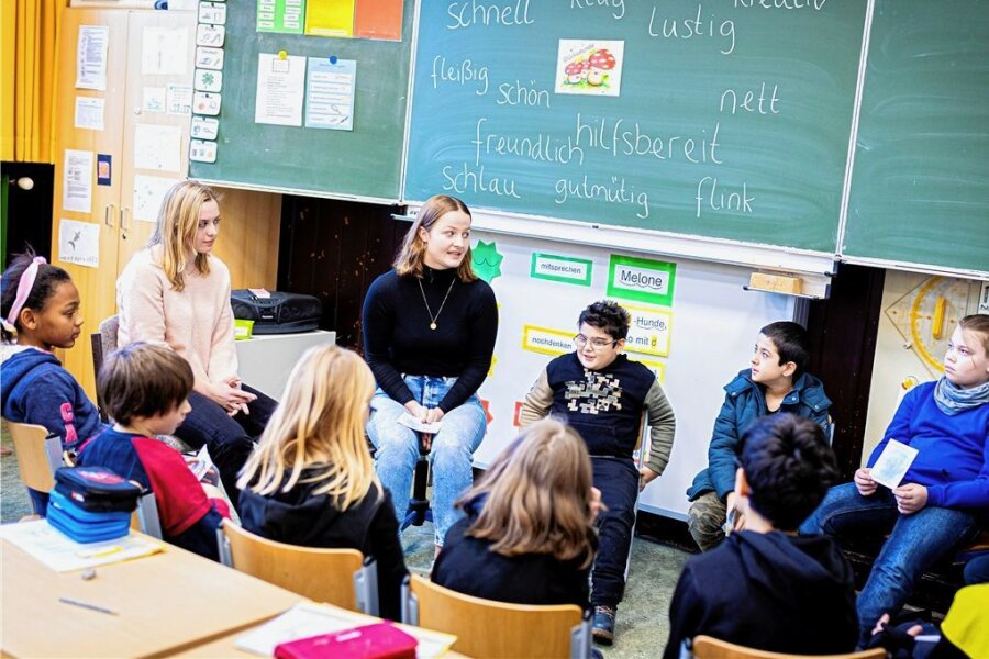 Chef der Pisa-Studie: "Die Schulen brauchen mehr Freiheit, sich zu organisieren" - Schüler einer 4. Klasse einer Grund- und Hauptschule in Braunschweig nehmen an einer Glücksstunde teil - an der Tafel stehen verschiedene Komplimente. 