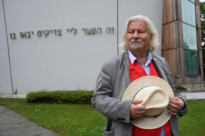 Egmont Elschner ist in vielen Bereichen gesellschaftlich tätig. Neben der Arbeit im Kulturbeirat und dem Freundeskreis der Kulturhauptstadt gehört er zum Organisationsteam der Tage der jüdischen Kultur in Chemnitz.