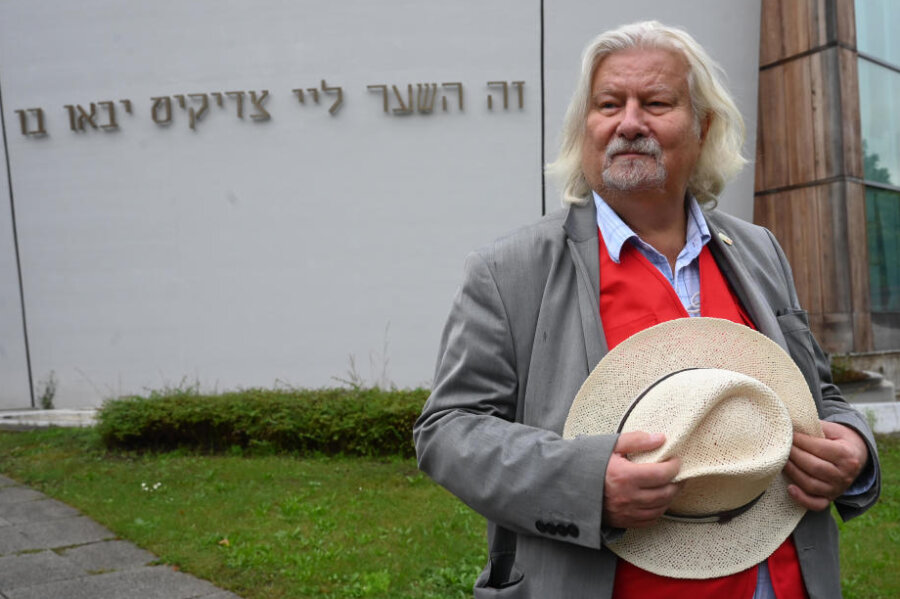 Egmont Elschner ist in vielen Bereichen gesellschaftlich tätig. Neben der Arbeit im Kulturbeirat und dem Freundeskreis der Kulturhauptstadt gehört er zum Organisationsteam der Tage der jüdischen Kultur in Chemnitz.