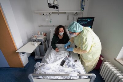 Chef des Uniklinikums Dresden: Corona bei Patienten oft nur Nebendiagnose - Die Coronapandemie verlagert sich stärker auf die Normalstationen der Kliniken. Für Mitarbeiter heißt das zusätzliche Schutzkleidung. 