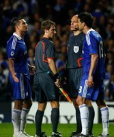 Chelsea drohen Sanktionen nach Halbfinal-Aus - Schiedsrichter Övrebö (2.v.r.) stand nach dem Spiel bei Chelsea im Mittelpunkt der Kritik