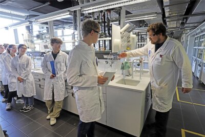 Chemie mit ganz viel Wumms: Schülerkolleg an TU Bergakademie Freiberg vor Veränderungen - Georg Franze (r.) weist die Schüler im Labor für Anorganische Chemie ein.