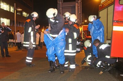 Zahlreiche Rettungskräfte sind am Donnerstag zu einem Einsatz an die TU Dresden ausgerückt. Dort sollte es am Abend einen Chemieunfall gegeben haben.
