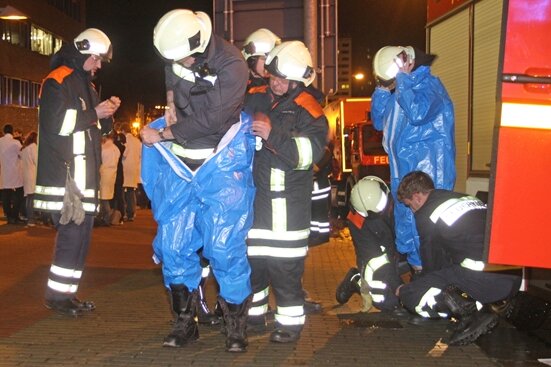 Zahlreiche Rettungskräfte sind am Donnerstag zu einem Einsatz an die TU Dresden ausgerückt. Dort sollte es am Abend einen Chemieunfall gegeben haben.