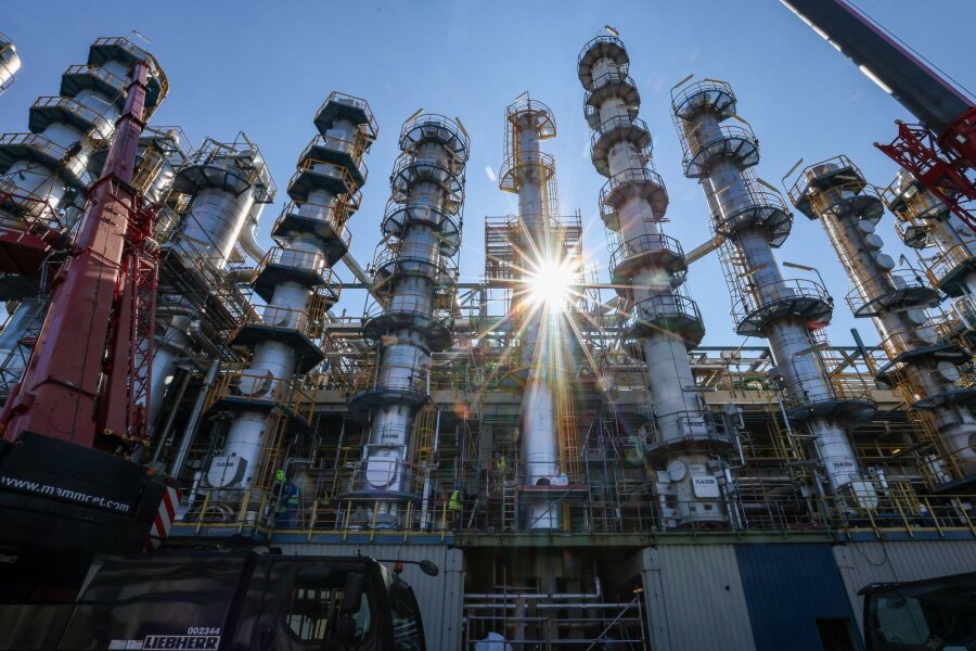 Chemie-Verbände fordern Unterstützung der Bundesregierung - Die Sonne scheint hinter einer Kolonne zur Phenolherstellung bei der Domo Chemicals GmbH.