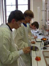 In den Labors des Instituts für Chemie konnten die Schüler selbst Hand anlegen und noch mehr rund ums Thema Wasser erfahren. 