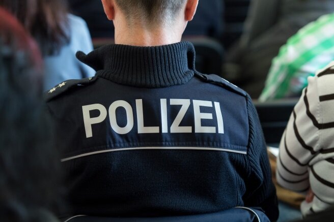 Chemnitz: 20-Jähriger im Stadthallenpark mit Glasflasche angegriffen - 