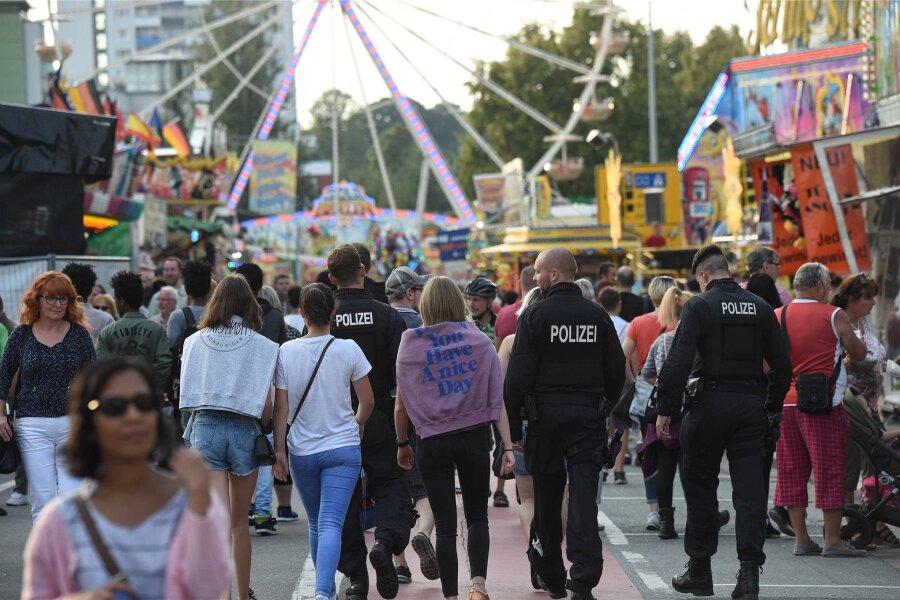 Chemnitz 2018: Das Ende des Volksfestes - Das vorletzte Stadtfest im August 2017. Es zog so viele Besucher an wie noch nie. Schon damals zeichnete sich aber ab, wie schnell die Stimmung kippen kann, wenn Fake News in Umlauf gebracht werden.