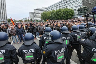 Chemnitz 2018: Schaute die Polizei bei Übergriffen am 1. September zu? - Rechte Demonstranten liefern sich am 1. September 2018 Auseinandersetzungen mit der Polizei. Gereizte Stimmung führt dazu, dass politische Gegner und Migranten angegriffen werden.