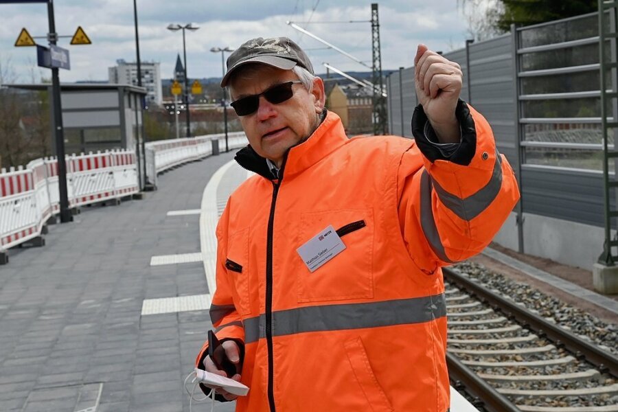 Chemnitz 2025: Bahnbogen soll rechtzeitig fertig sein - Projektleiter Matthias Sieber erläuterte beim Besuch der Haltestelle Mitte, wie es mit den Arbeiten vorangeht. 