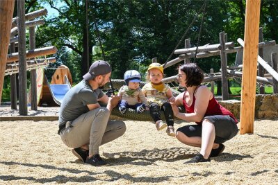 Chemnitz 2025: Wie rund um das Wasserschloß Klaffenbach alles schöner wird - Anika Thieme (rechts) und Karsten Leppelt mit ihren Kindern Marlo und Malia gehören zu den ersten Nutzern des Spielplatzes.
