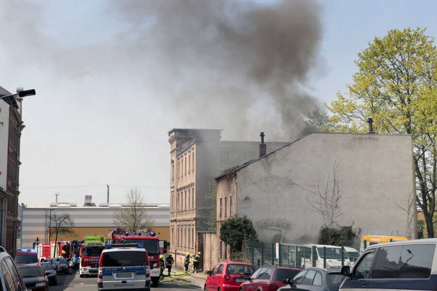 Chemnitz: 24-Jähriger zündelt in Ruine - Aus dem leerstehenden Gebäude in der Lessingstraße dringen dicke Rauchwolken.