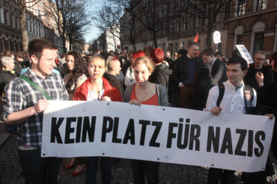 Rund 300 Menschen haben am Freitag in Chemnitz gegen ein Szenegeschäft am Brühl demonstriert, das Kleidung der Marke "Thor Steinar" vertreibt.